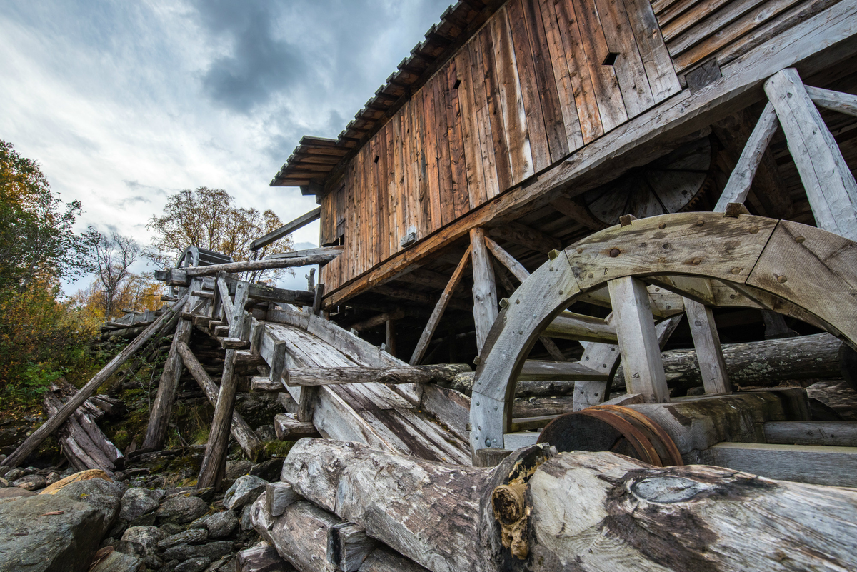 Aursfjordsaga – den eneste bevarte oppgangsaga i Nord-Norge
Den ble revet i 1958 fordi det ble bygd ny vei like forbi sagbruket. Men folk med blikk for historie tok vare på både sagramme og annet utstyr, og saga ble i tiden 1977 – 1982 restaurert av Arne Pedersen, som er i rettlinjet slekt med Ingebregt Eliassen. Fra denne saga er det i senere år levert bord til både Morgedal og Maihaugen.