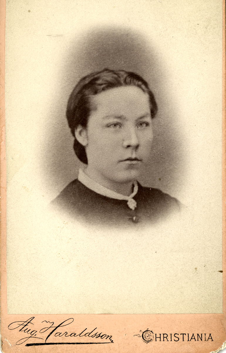 Portrett. En kvinne.
Fotograf: August Haraldsson, Christiania.
Bilde er fra fotoalbum GM.036725.