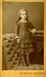 Ei lite jente.
Fotograf: Johan Thorsen, Christiania.
Bilde e