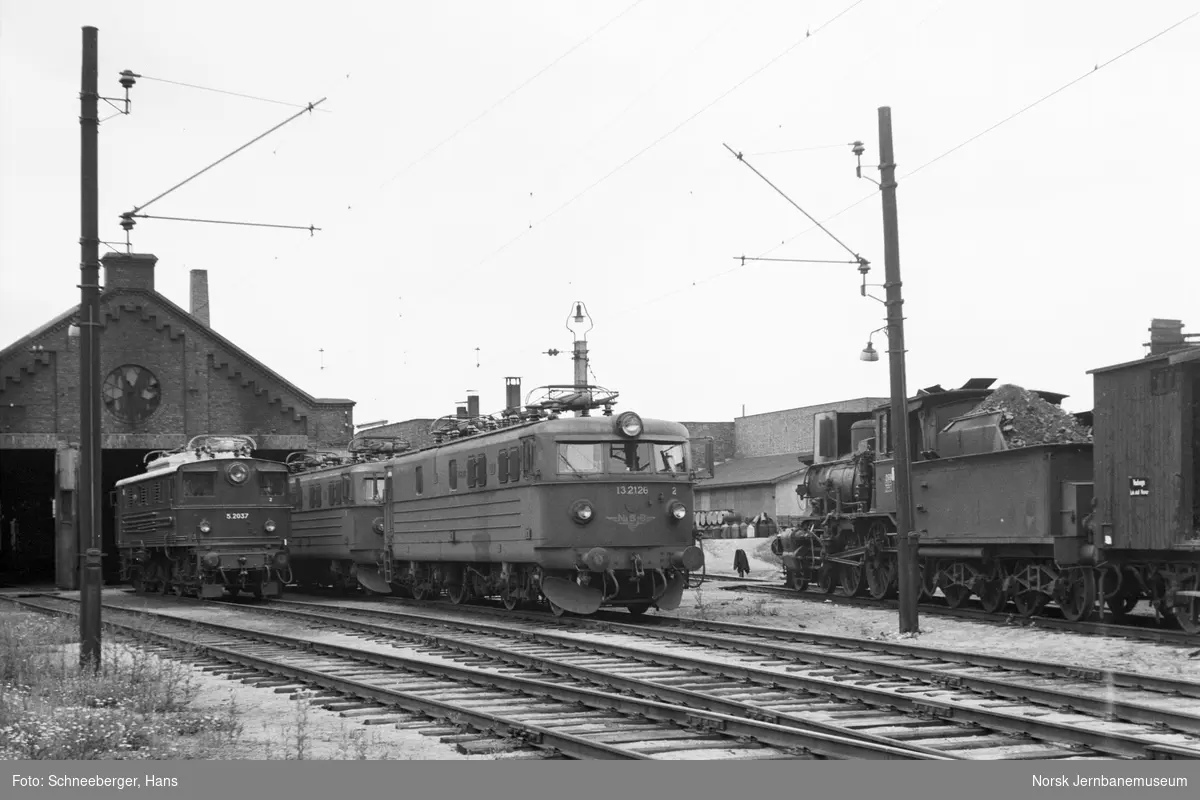 Lokomotiver utenfor lokomotivstallen på Hamar stasjon. Fra venstre elektrisk lokomotiv El 5 2037, El 13 (ukjent nr.), El 13 2126 og damplokomotiv type 27a nr. 269