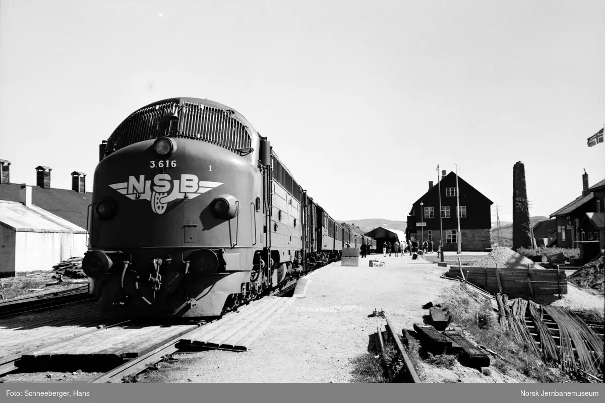 Diesellokomotiv Di 3 616 med dagtoget fra Oslo Ø til Bergen, tog 601, på Finse stasjon