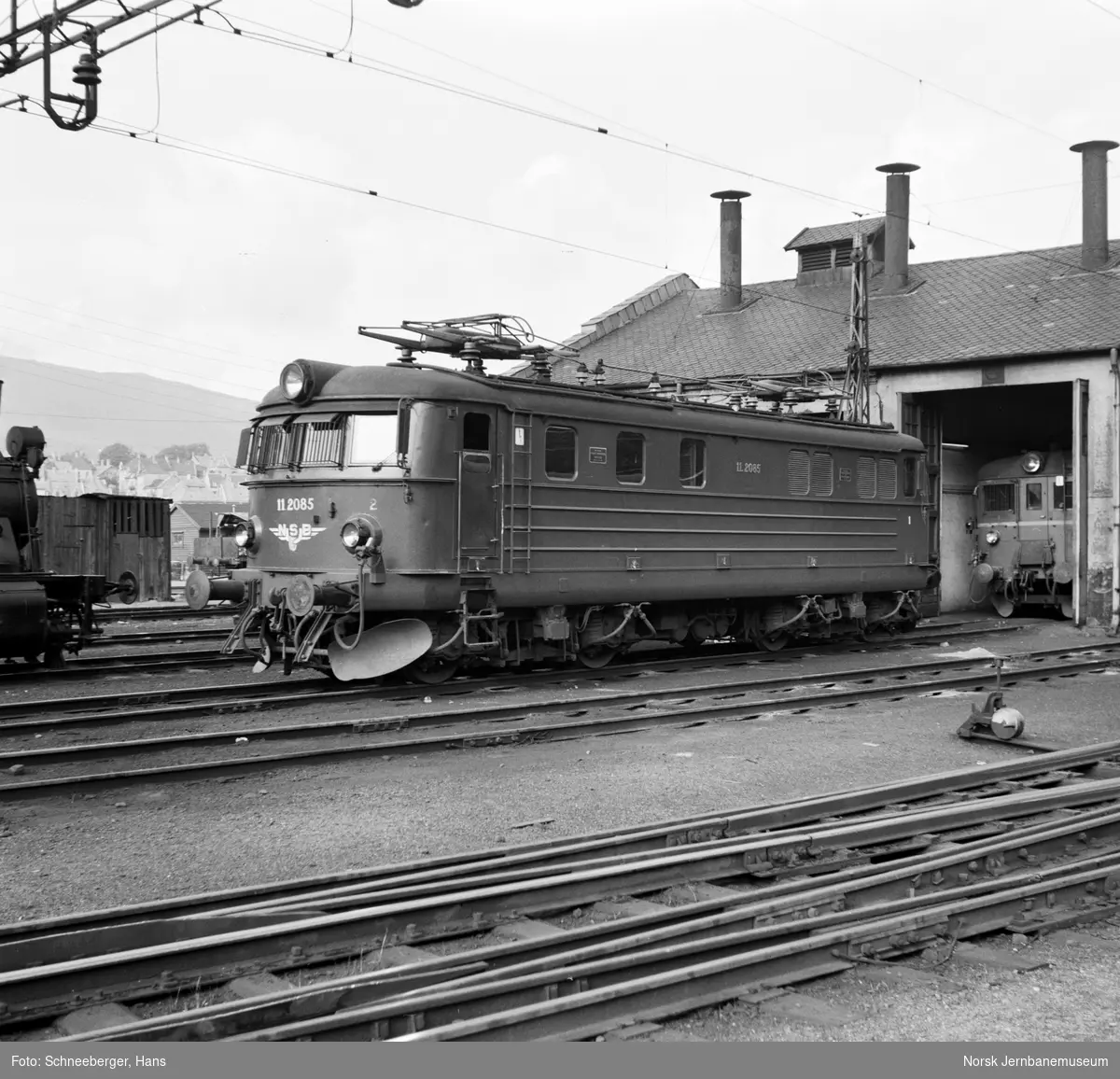 Elektrisk lokomotiv El 11 2085 utenfor lokomotivstallen på Bergen stasjon