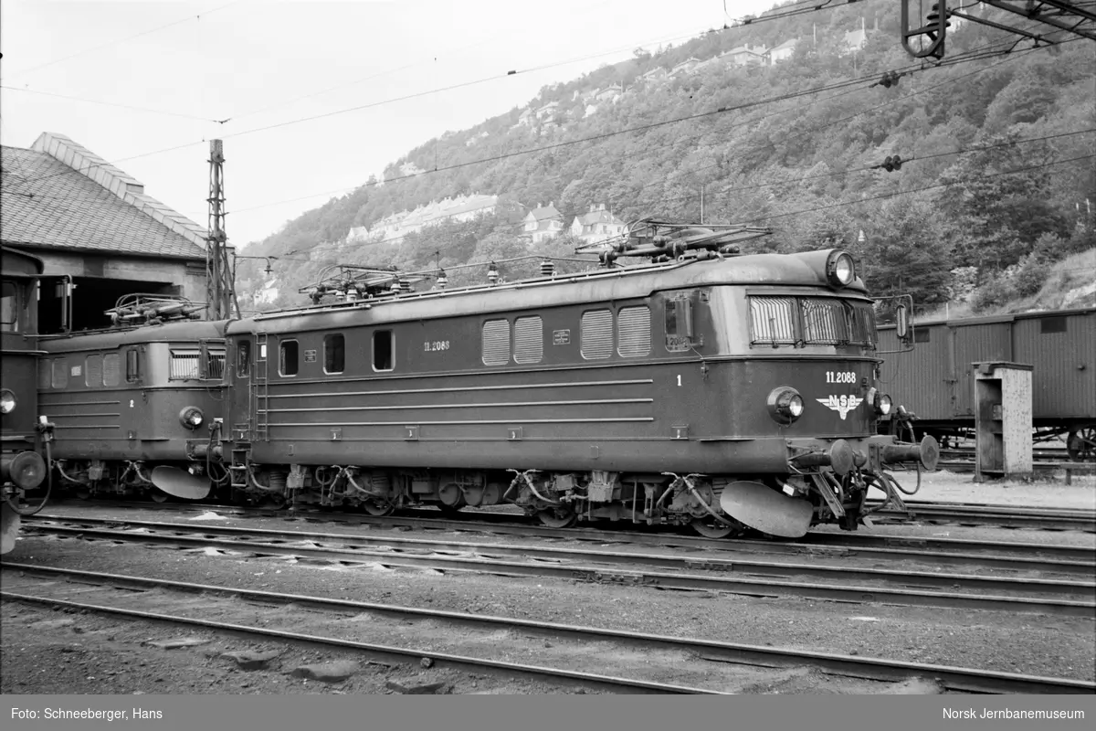 Elektrisk lokomotiv El 11 2088 utenfor lokomotivstallen på Bergen stasjon