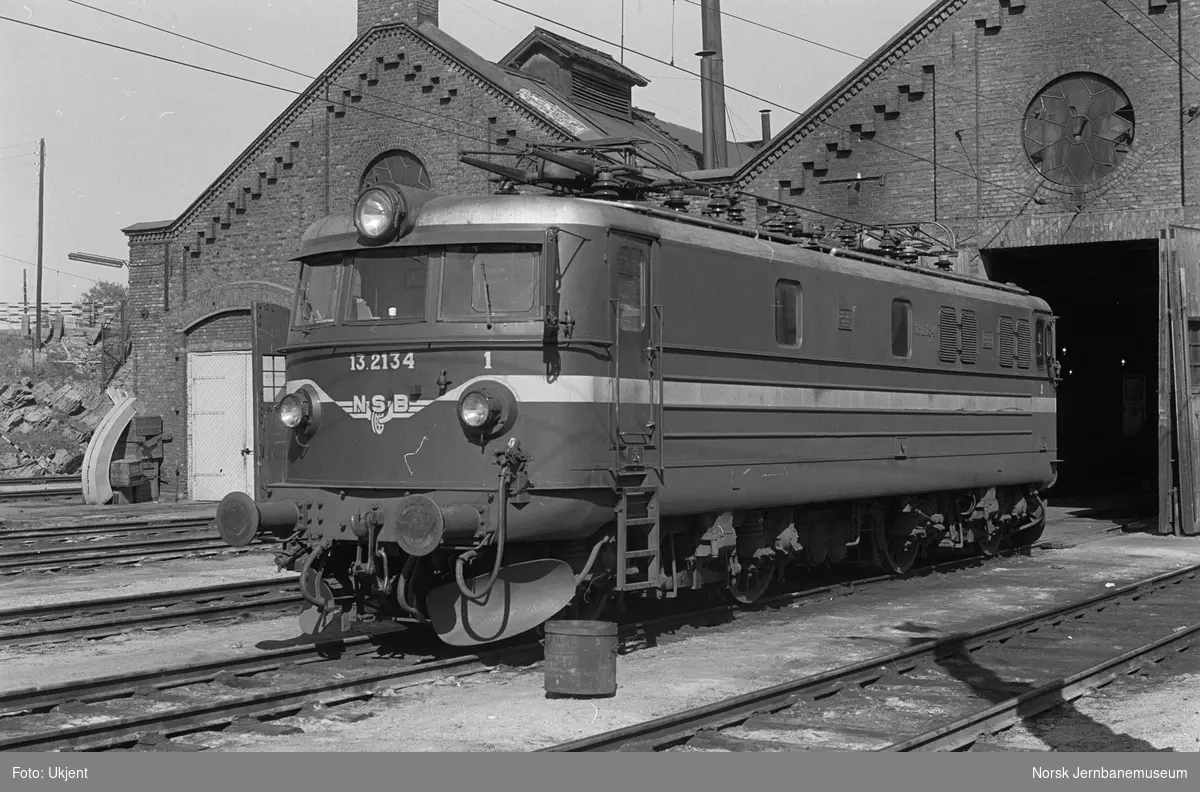 Elektrisk lokomotiv El 13 2134 utenfor lokomotivstallen på Hamar stasjon