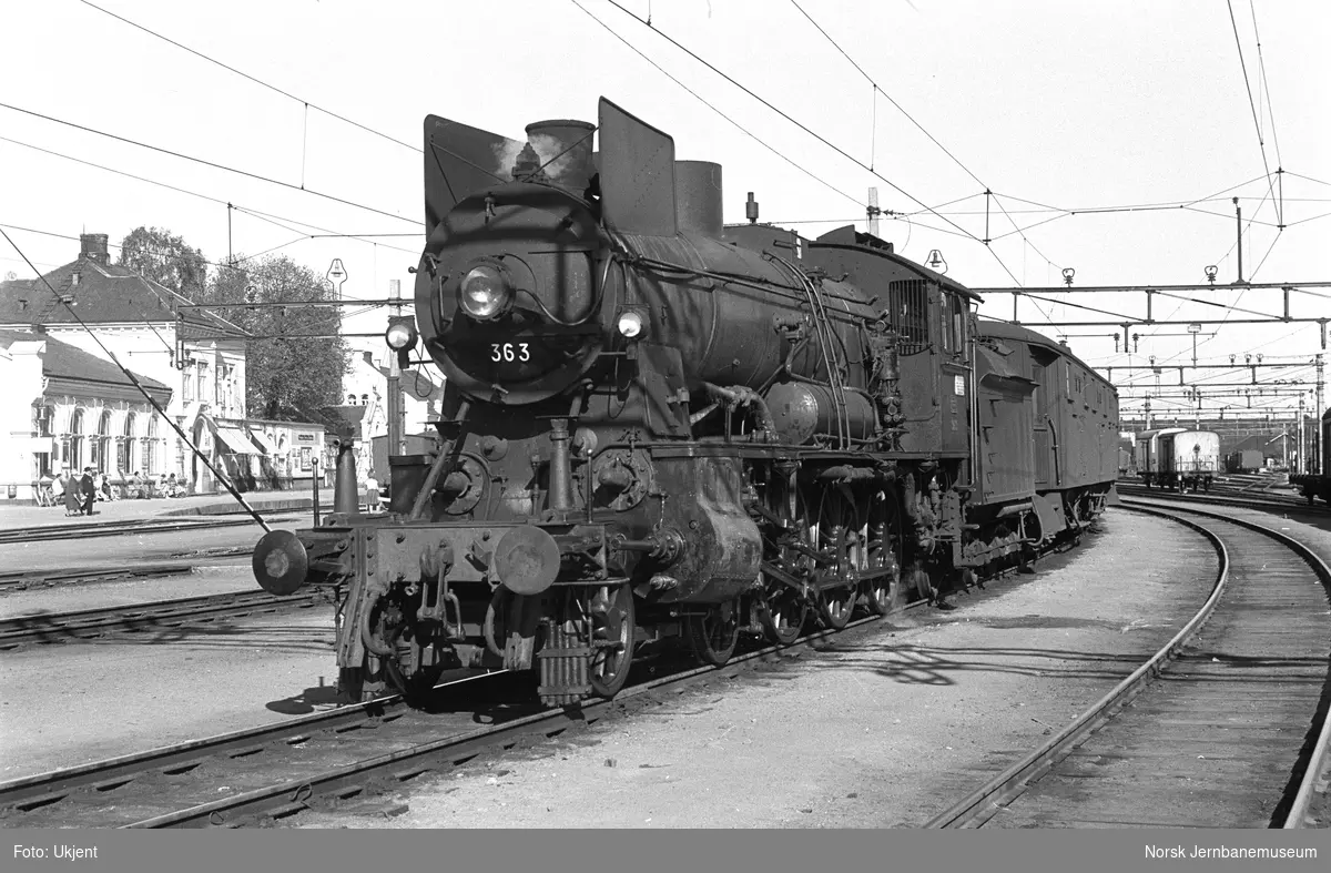 Damplokomotiv type 30b nr. 363 med persontog til Otta, tog 307, på Hamar stasjon