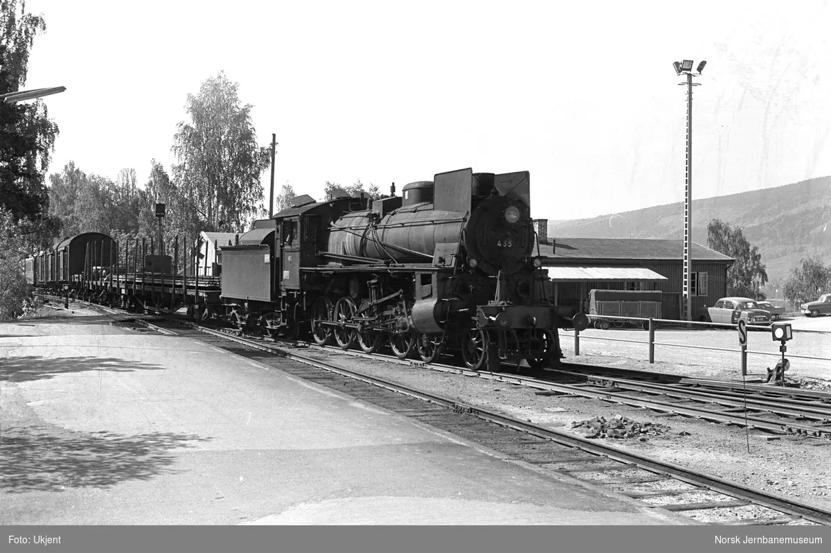 Damplokomotiv type 26c nr. 435 med godstog på Lillehammer stasjon