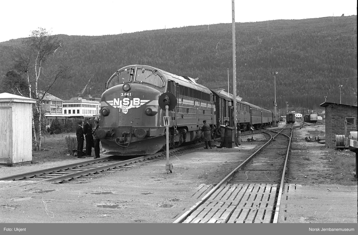 Diesellokomotiv Di 3 641 med dagtoget fra Trondheim til Bodø, tog 451, på Mo i Rana stasjon