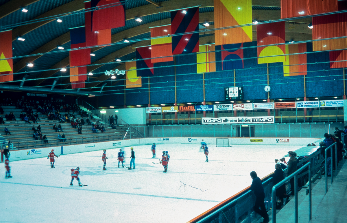 Interiör Stångebrohallen.

Stångebro Ishall, också känd som Stångebrohallen, är en ishall i Linköping i Sverige med plats för 4700 åskådare. Den invigdes 21 september 1975 med tal av bland andra Göthe Anderson och var 1976-2004 hemmabana för Linköping HC i ishockey.

Bilder från staden Linköping digitaliserade från diapositiv. Bilderna är från 1970-1990-talet.