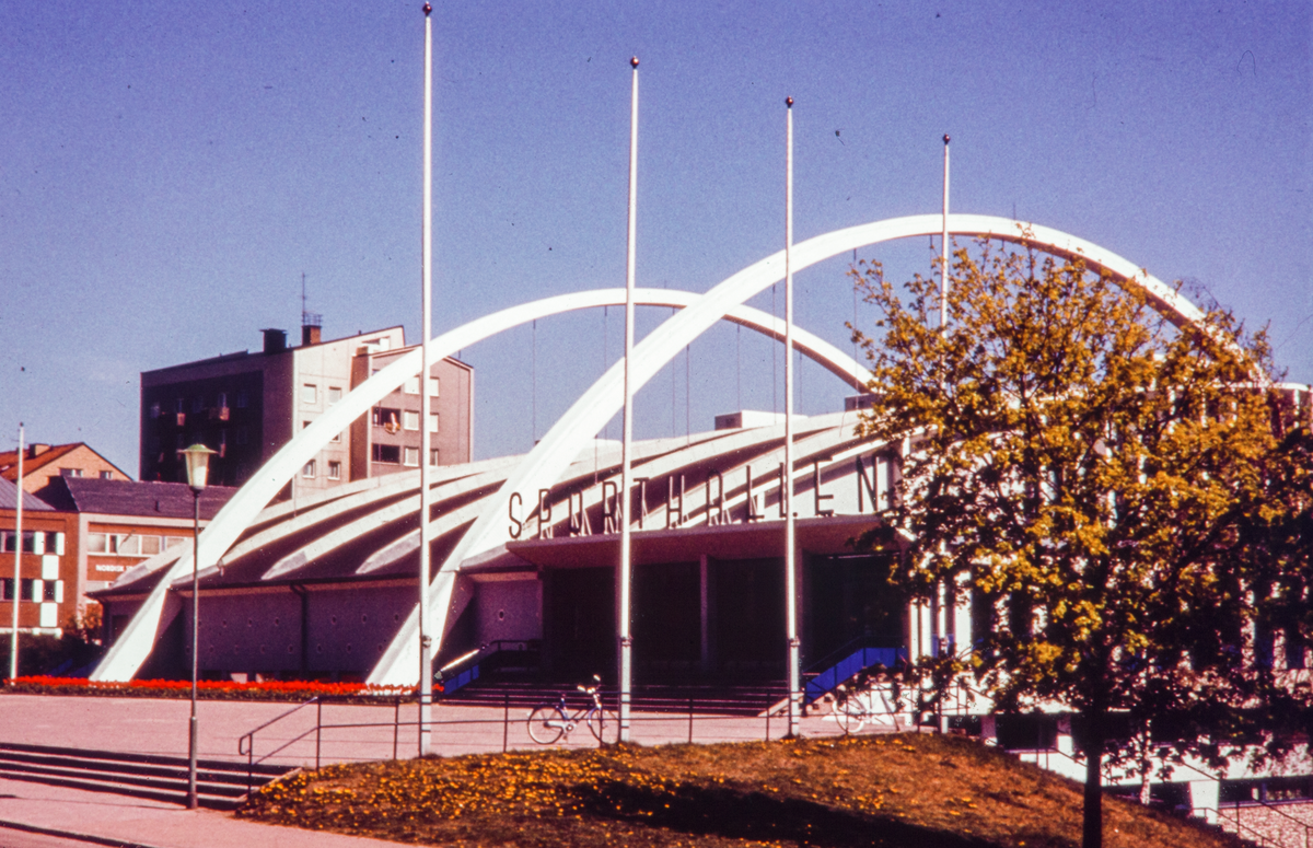 Linköpings Sporthall invigdes år 1956. Byggnaden innehåller en stor och en mindre hall. Sporthallens lokalyta är 7 800 kvadratmeter. Den stora hallen rymmer 2 200 åskådare, varav 1 600 sittande. Adress: Snickaregatan 35
Byggår: 1956, Arkitekt: Hans Westman, Verksamhet: Idrottshall och evenemangsarena

Bilder från staden Linköping digitaliserade från diapositiv. Bilderna är från 1970-1990-talet.