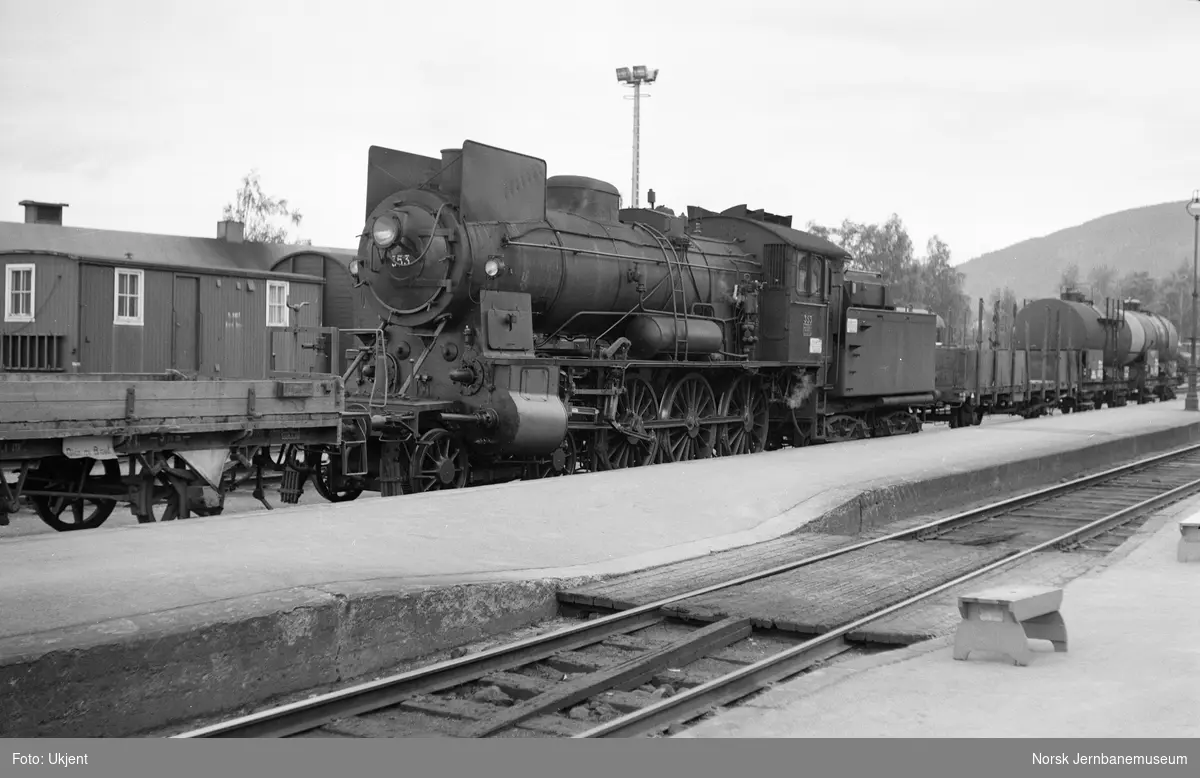 Damplokomotiv type 30b nr. 353 med godstog på Lillehammer stasjon