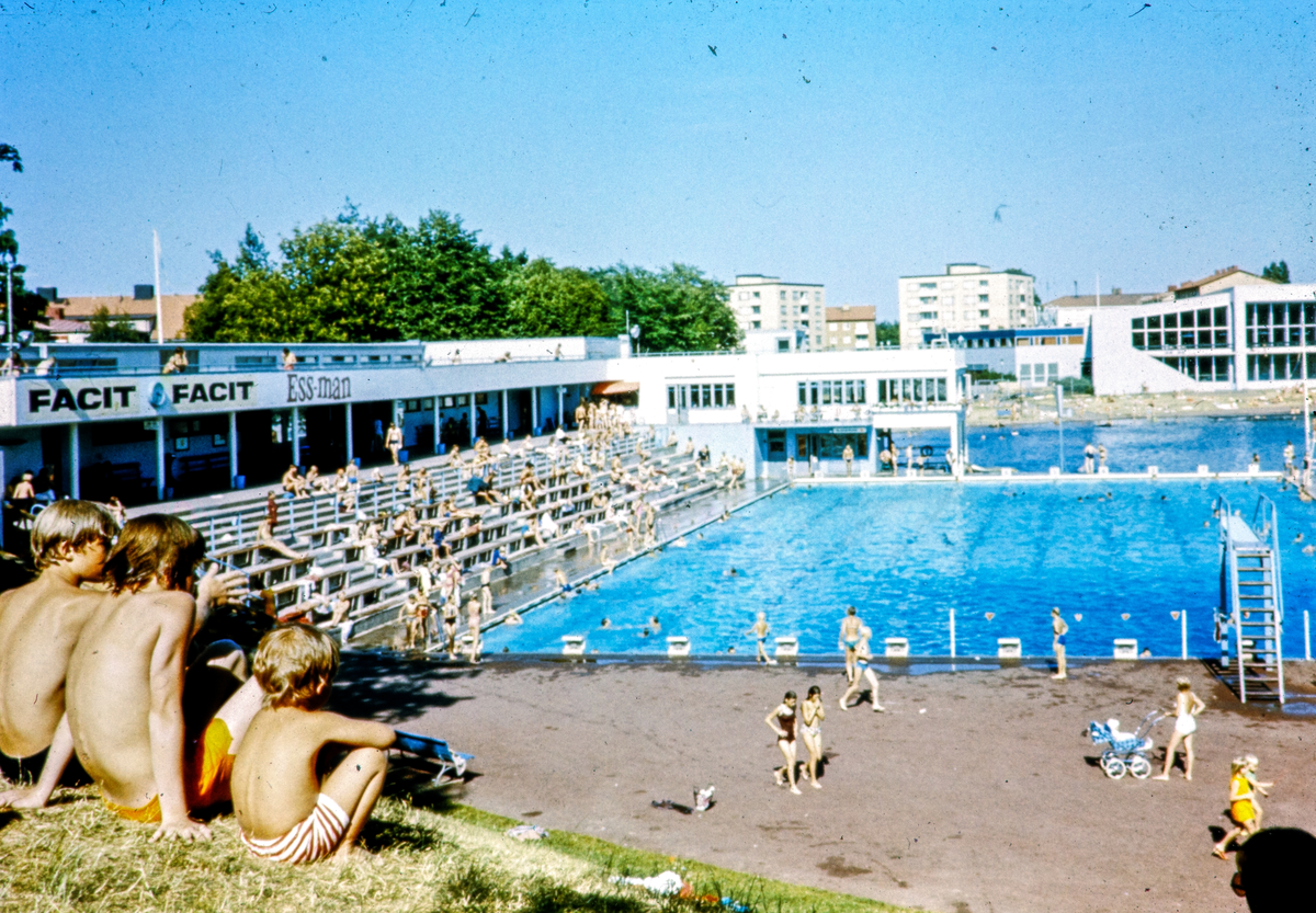 Tinnerbäcksbadet i Linköping, även kallat Tinnis. 
Om Tinnis:
Tinnerbäcksbadet öppnades den 19 juni 1938. Anläggningens slutliga utformning skapades av stadsarkitekten Sten Westholm. Den tidstypiska entré-, omklädnads- och restaurangbyggnaden är i stort ännu orörd sedan den uppfördes. Den drivande politiska kraften bakom badet var köpmannen Axel Brunsjö. I vissa kretsar kallades badet för Brunsjön, efter köpmannens stora engagemang för badet och som senare kom att bli badets föreståndare.

Bilder från staden Linköping digitaliserade från diapositiv. Bilderna är från 1970-1990-talet.