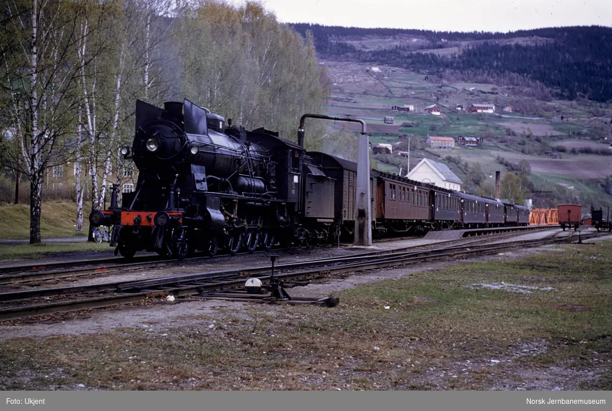 Damplokomotiv 30b 353 med hurtigtog til Trondheim, tog 401, på Ringebu stasjon