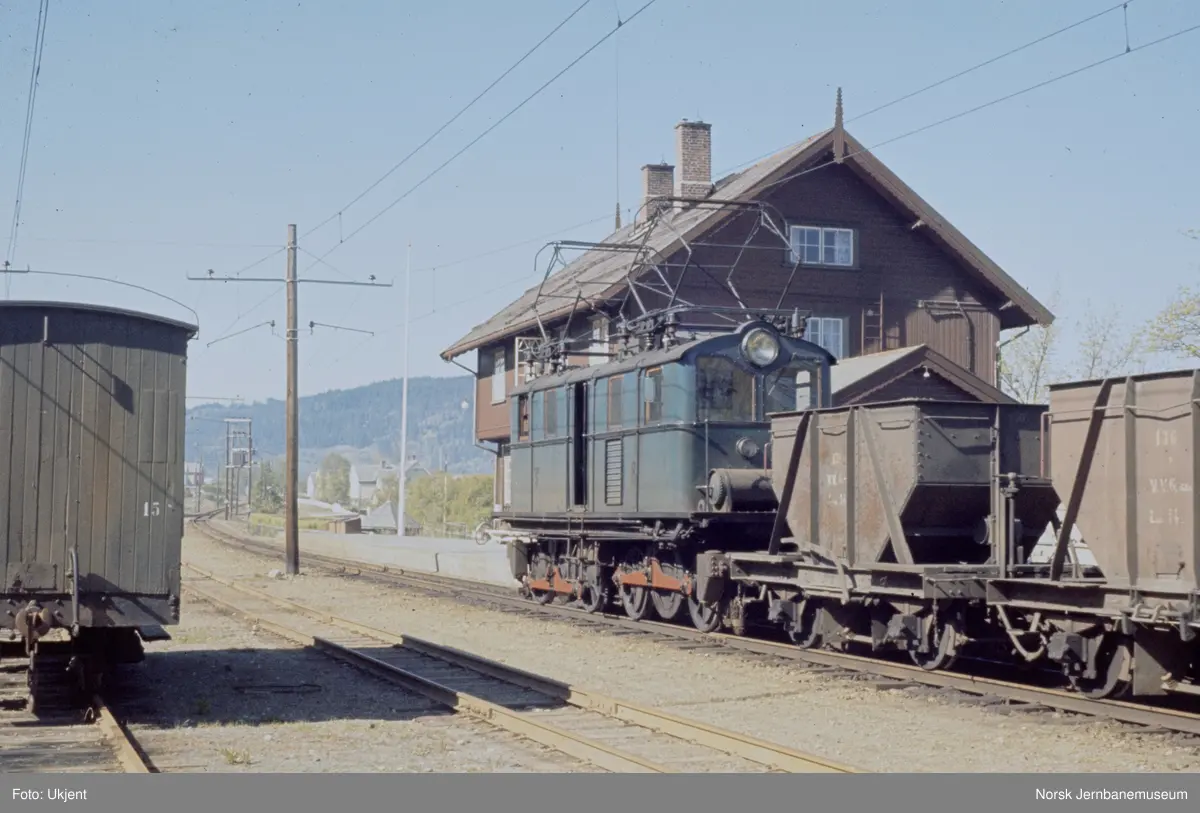 Thamshavnbanens elektriske lokomotiv nr. 8 med tomtog til Løkken på Orkanger stasjon
