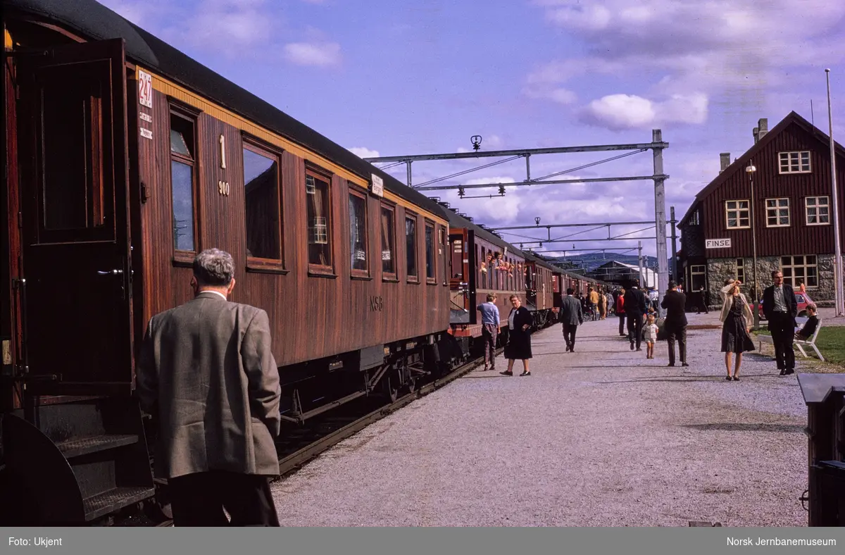 Dagtoget fra Oslo til Bergen, tog 601, på Finse stasjon