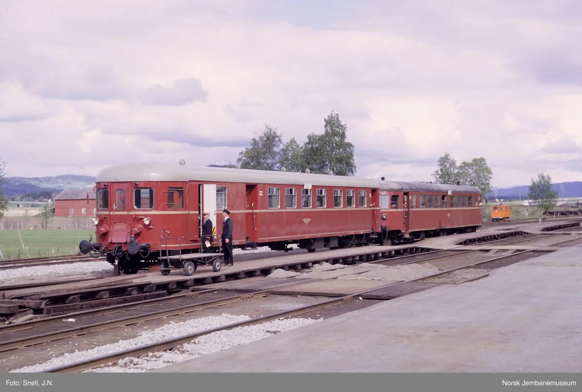 Dieselmotorvognsett type 86 med lokaltog på Hell stasjon. Nærmest styrevogn BFox4b nr. 18780