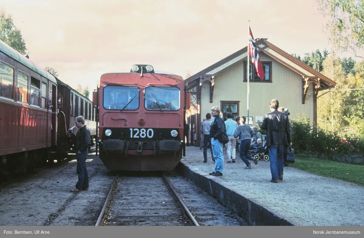 Svensk motorvogn Y1 1280 med ekstratog på Krøderen stasjon