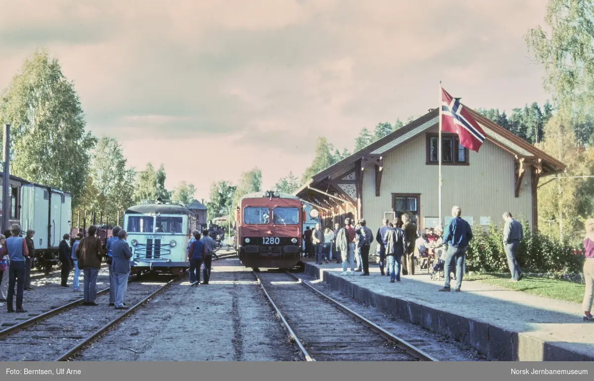 Svensk motorvogn Y1 1280 med ekstratog på Krøderen stasjon