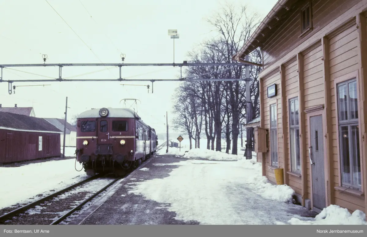 Elektrisk motorvogn BM 65 24 på Gautestad stasjon