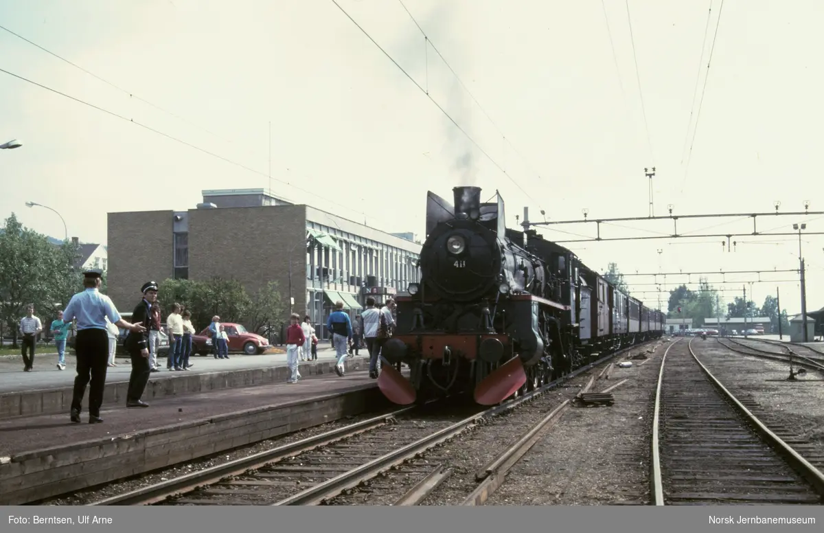 Damplokomotiv 26c 411 med veterantog på Lillehammer stasjon