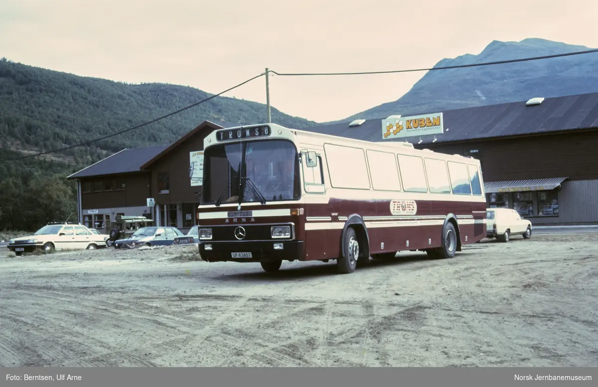 Mercedes rutebil mer Arna-karosseri med kjennemerke SP 43407 tilhørende Troms Innland Rutebil i rute til Tromsø, her ved Nordkjosbotn