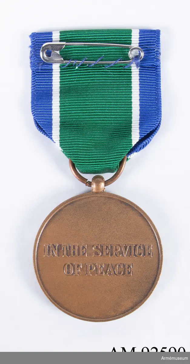 FN-medalj i brons med grönt band med vit och blå rand i kanten. En enkel säkerhetsnål är löst fastsydd på baksidan av bandet.
Band i blått och vitt användes när insatsen i Kongo inledds 1960. 1962 byttes banden till färgerna blå-vit-grön som på detta exemplar.
Medaljen pryds av FN-symbolen och "UN" på framsidan, på baksidan står texten "In the Service of Peace".