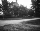 Södra Promenaden i höjd med korsningen med Kungsgatan i Norrköping. Byggnaden i bakgrunden är Militärskolan i kvarteret Åsen ritad av stadsarkitekt Karl Flodin. Upplysningsvis benämndes vid tiden Södra Promenadens sträckning från Kristinaplatsen och västerut för just Västra Promenaden.