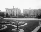 Klassisk Norrköpingsvy där det mesta är sig likt sedan bildens tillkomst 1906. Göta hotell till vänster var vid tiden precis färdigt att tas i bruk, lagom för att erbjuda husrum till besökare av den timade konst- och industriutställning som detta år förlagts till Norrköping. Antikvitetshandlaren Jean Lawskis bägge hus till höger hade stått klara kort före 1800-talets slut. Över Strömmen tog man sig då som nu över Oscar Fredriks bro (Saltängsbron). I förgrunden del av Carl Johans park.