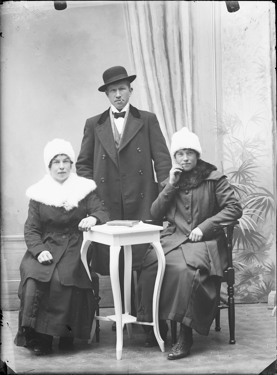 Ateljéporträtt - man och två kvinnor, Alunda, Uppland