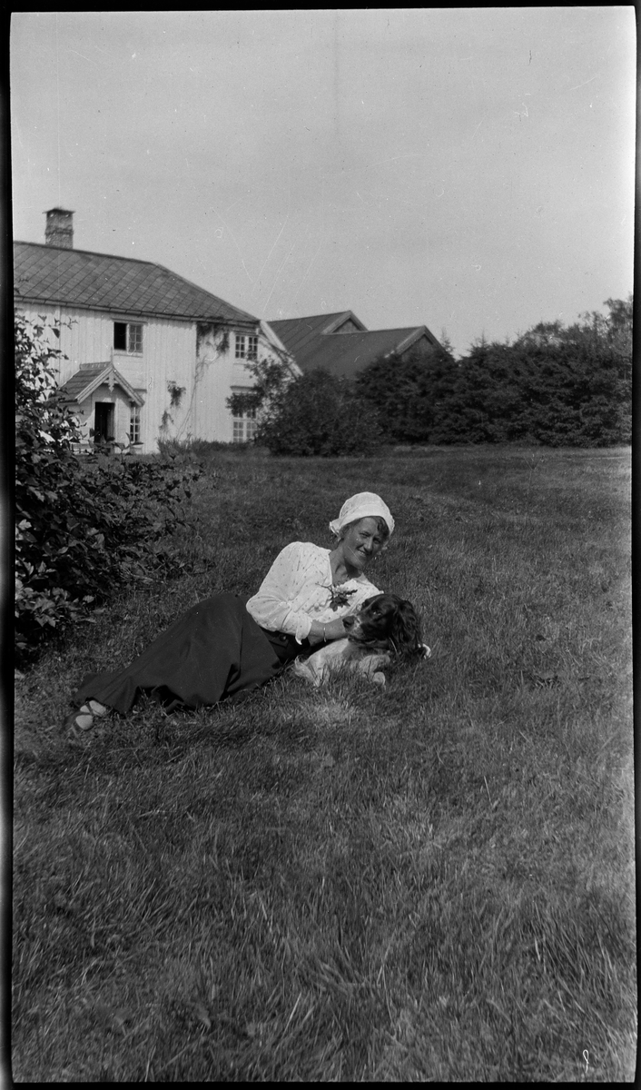 Kvinne og hund ved Granåsen gård