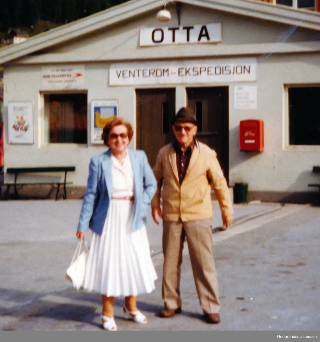 Ektepater Elvida Øie (f. Hørven 1920) og Vidar Øie ved Otta stasjon