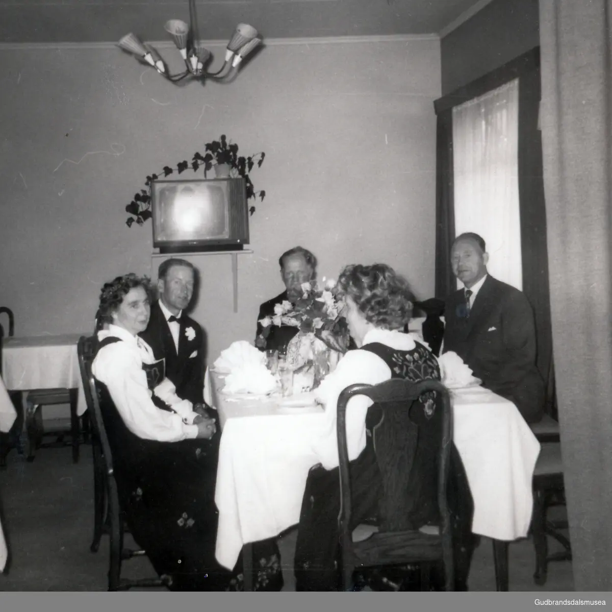 Bryllaupet til Gunvor Hørven (f. Lund 1922) og Olav Hørven (f. 1921), vidare mot høgre  sit Sigurd Odden (f. 1900), Einar Aurstad (f. 1915) og Maria Aurstad (f. Lund 1918)