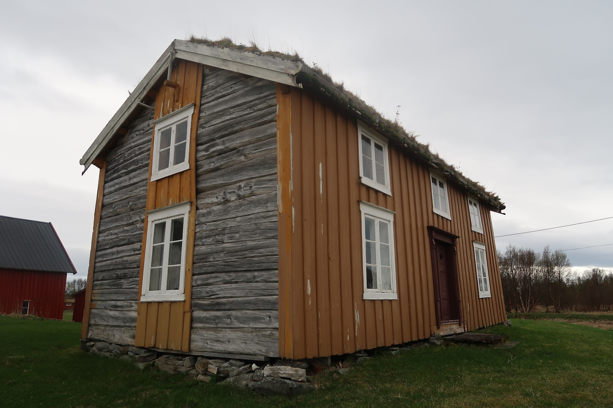 Heimerstua på Hofsøy bygdetun er bygd ca. 1875. Da Heimerstua ble bygd, avløste den gammelstua som bolighus på gården. 
