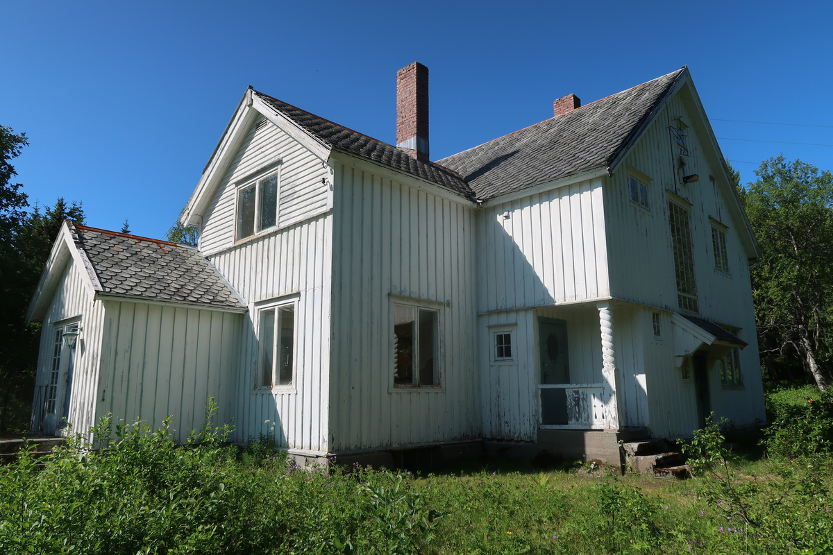 Bygd i 1917 av Skaland grafittverk som administrasjonsbygning for gruveselskapet.