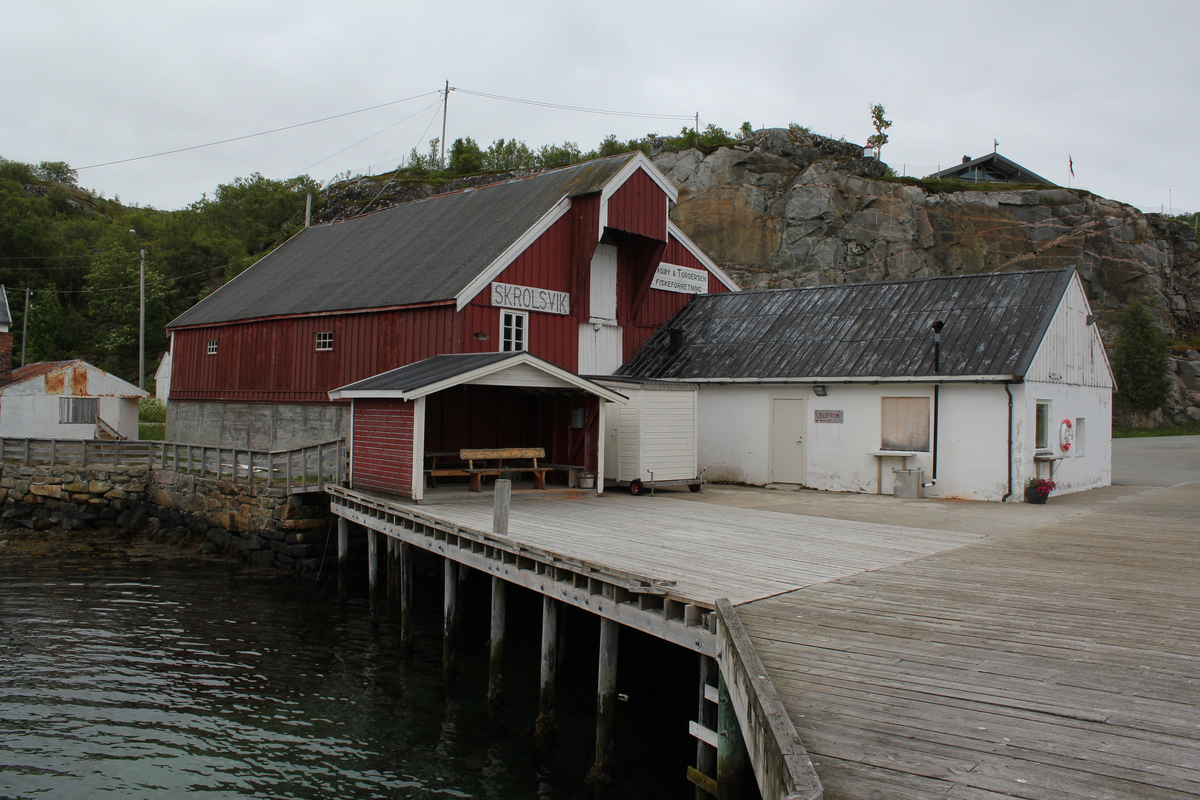 Fiskebruket Dragøy og Torgersen i Skrolsvik er et gammelt bygningsmiljø der eldste deler av bygningen er fra ca. 1870.