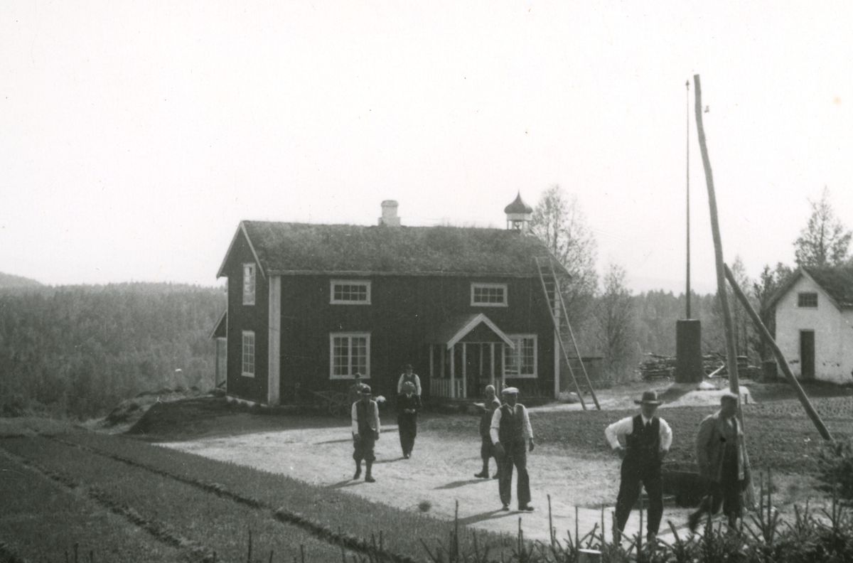 Fagerli planteskole i Tana.  Bildet er tatt under Skog- og vassdragskomiteen si reise til Nord-Norge i juli 1934. 