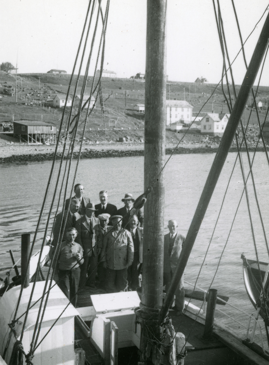 Avreise frå Bosekop i Alta 1934.  Bildet er tatt under reise til Skog- og vassdragskomiteen til Nord-Norge i juli 1934.   Bakerst  i gruppa står Neri Valen.  