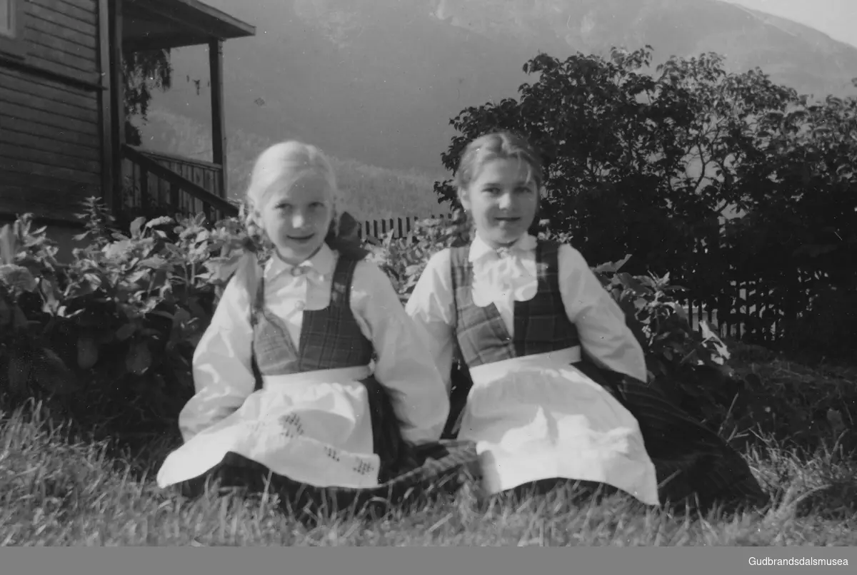 F.v..: Anna Grande (f. 1946 g. Melhus) og Marit Grande (f. 1948 g. Haugen)