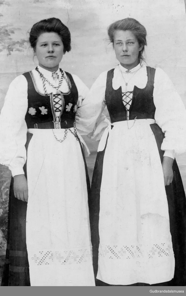 Anne Lindsheim (f. 1888 g. Nelson) og Marit Hyrve (f. Grotli 1887 g. Brandsmo)