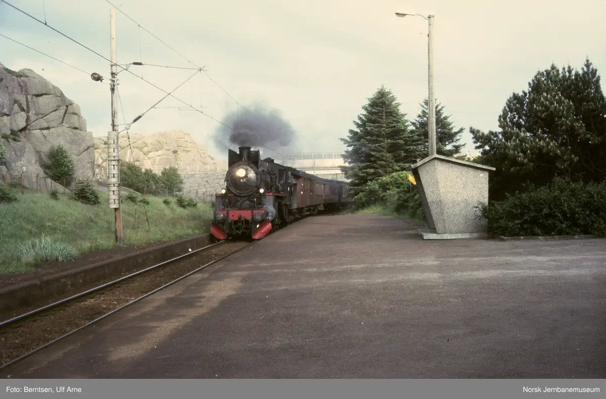 Damplokomotiv 26c 411 med veterantog på Sirevåg holdeplass