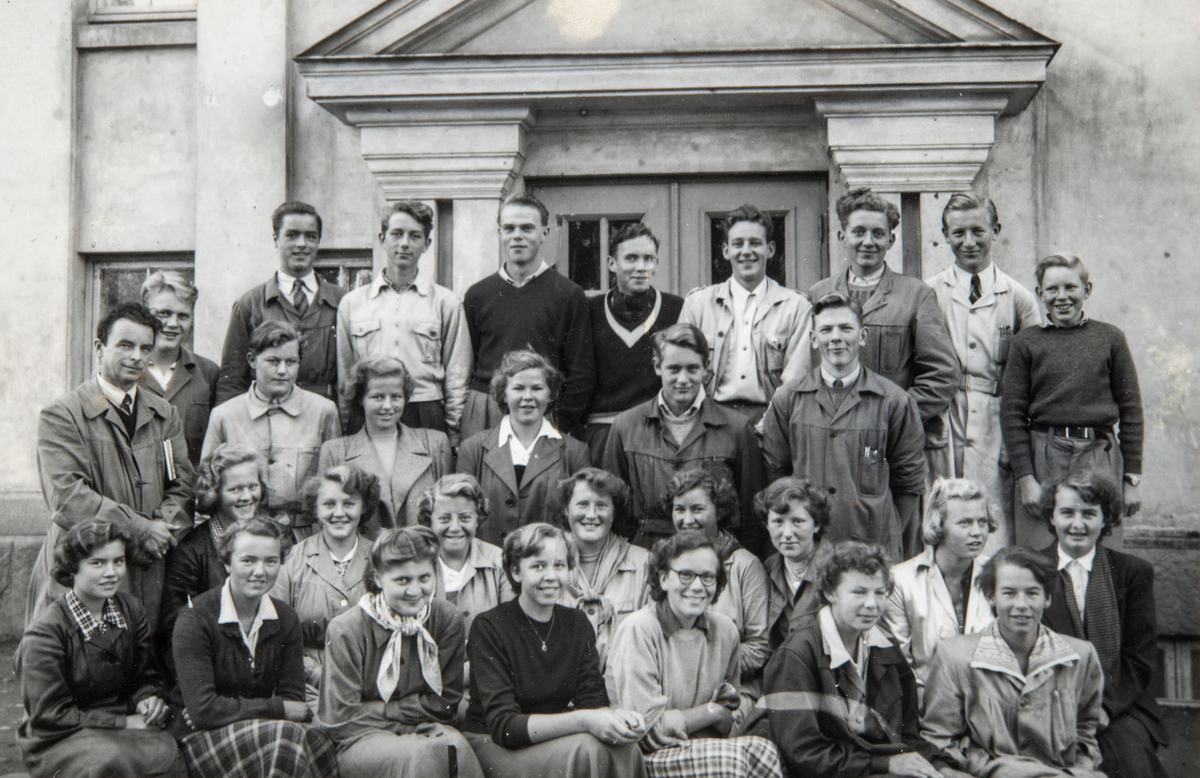 Klassebilde av klasse 3B 1950-51 ved Hamar Katedralskole.
Navn fra øverst til høyre, mot venstre: Knut Dobloug, Ragnar J. Borgen, Arne Bergersen, Aage Smestad, Thor Bekkelund, Arne Olsen, Jakob Rusten, Einar Grasbakken.
Rekke to fra høyre: Alf Lillehagen, Bjarne Slåtten, Helga Grøndahl, Randi Kleven, Frank Ekern, Svein Erik Mølstad.
Rekke tre fra høyre: Synøve Hansen, Ragnhild Sørstuen, Karin Finstad, Laila Martinsen, Berit Johansen, Helga Ødegård, Astrid Larsen, Karin Øverby, Lektor Berg.
Rekke 4, nærmest, fra høyre: Inger ??, Inger Toten??, ?? Knudsen, Elisabet Lund, Randi Strømstad, Karin Holen og Hildur Røshoel.