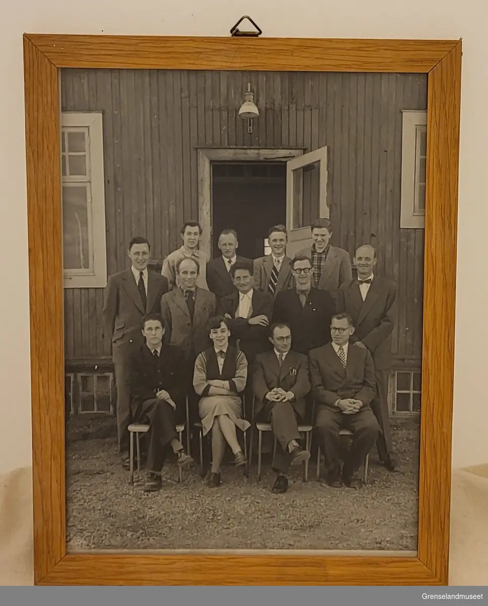 Svart-hvit gruppe portrett av oppmøtte personer til A/S Sydvaranger 50 års jubileum. 