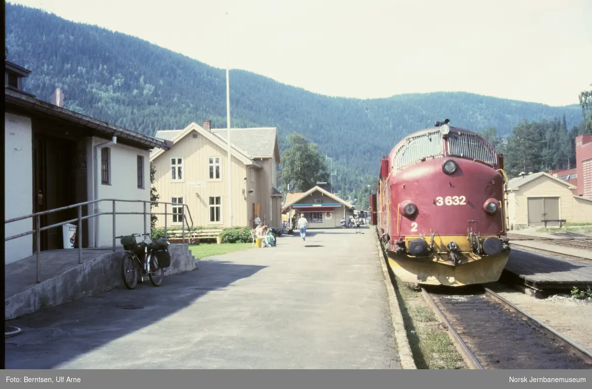 Diesellokomotiv Di 3 632 med persontog til Oslo S på Fagernes stasjon