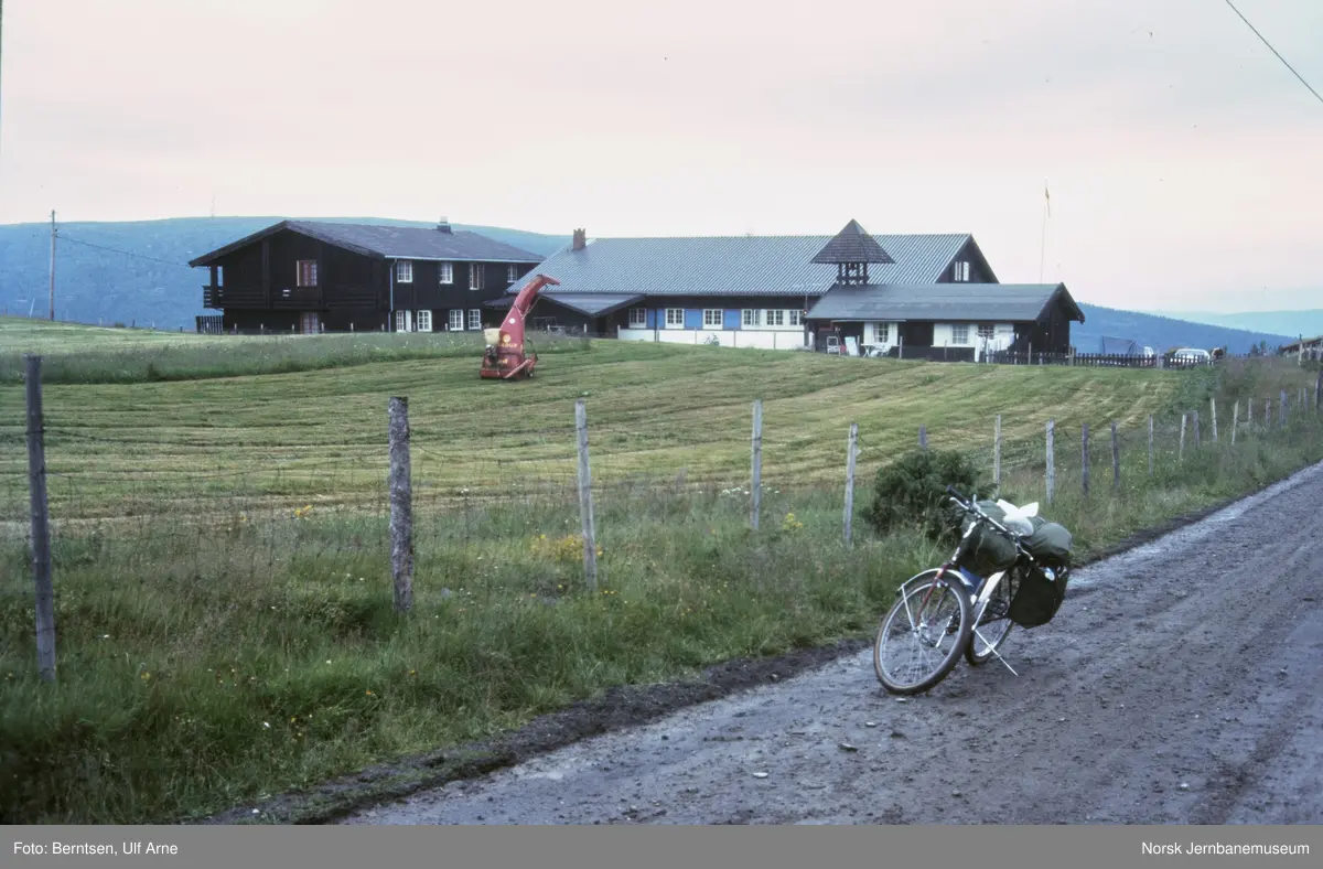 På sykkel ved Gomobu Fjellstue i Nord-Aurdal kommune