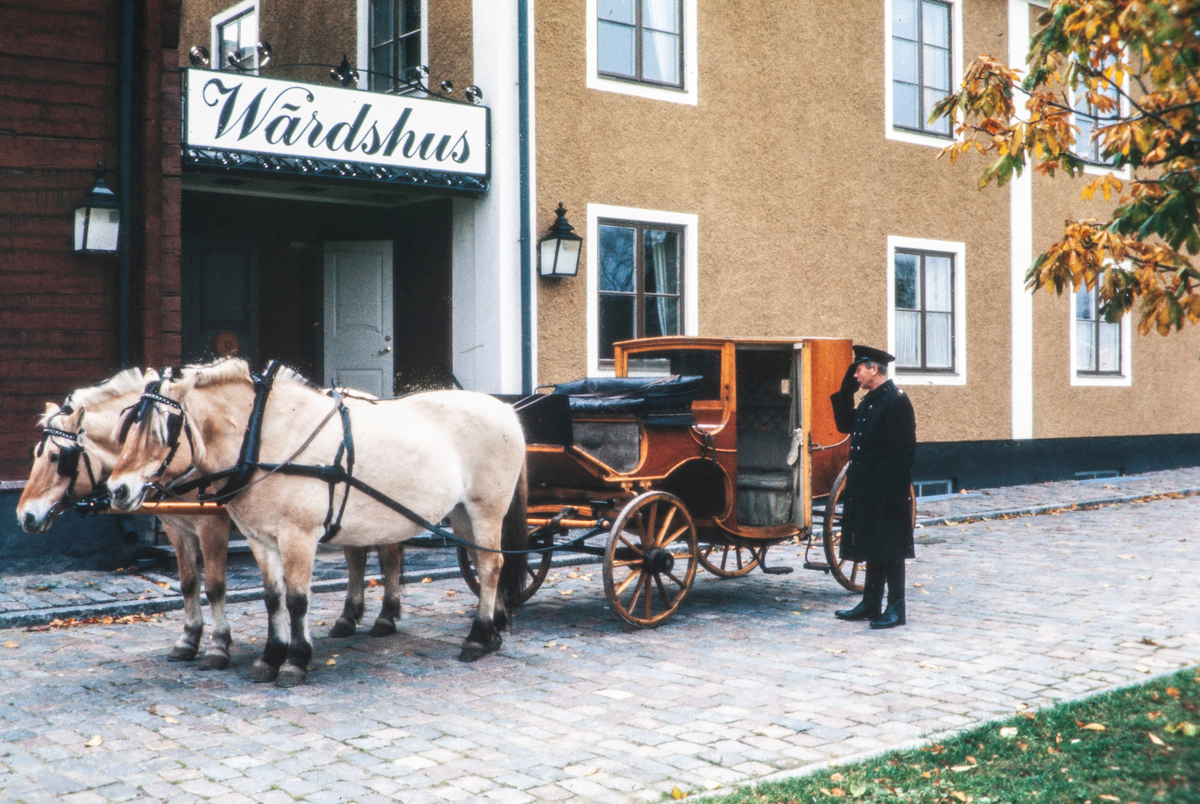 Wärdshuset i Gamla Linköping. En droska med två fjordingar står och väntar på att någon ska åka med. Friluftsmuseet Gamla Linköping.

Bilder från staden Linköping digitaliserade från diapositiv. Bilderna är från 1970-1990-talet.