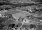 Flygfoto över Våmhus och Våmhus kyrka 1956.