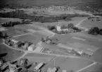 Flygfoto över Våmhus och kyrkan år 1966.