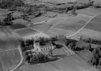 Flygfoto över Våmhus kyrka. Läs mer om Våmhus kyrka i boken: Dalarnas kyrkor i ord och bild.