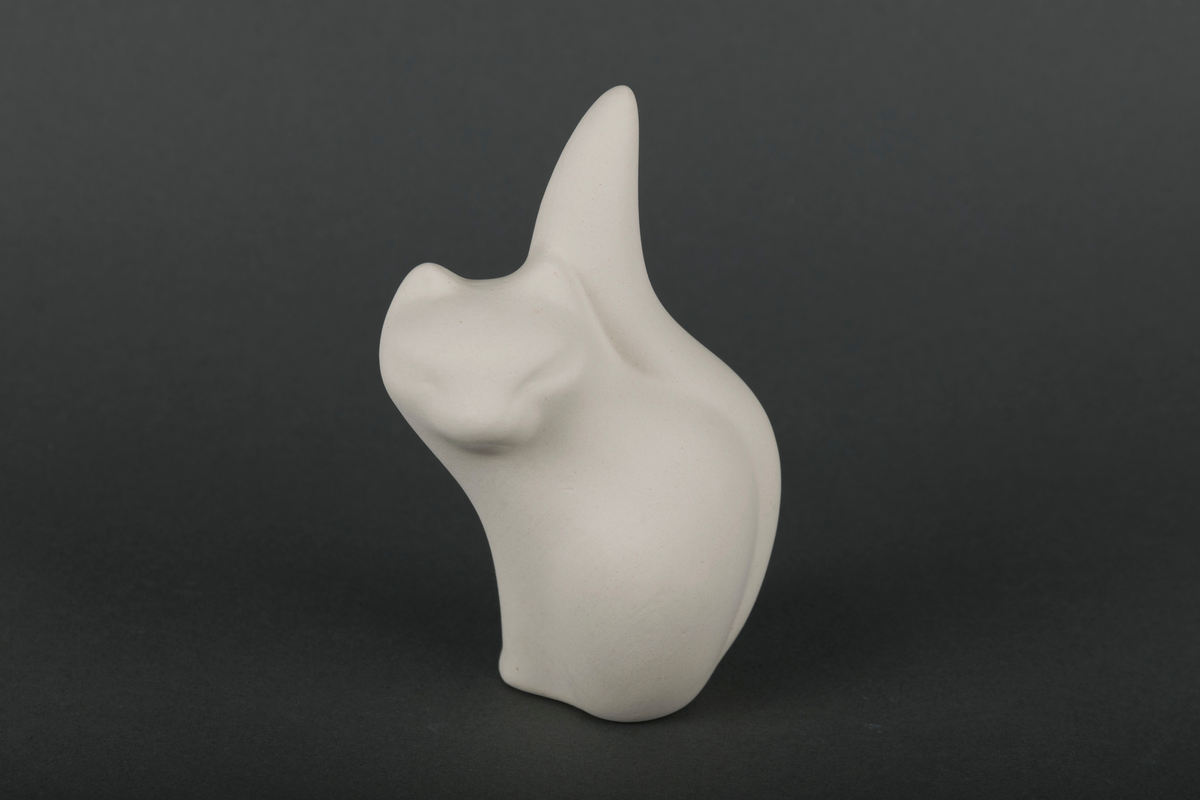 60 små katteskulpturer laget ved Egersunds Fayancefabrik. Skulpturene er udekorerte og uglaserte, og dermed ikke ferdigstilte produkter for salg.