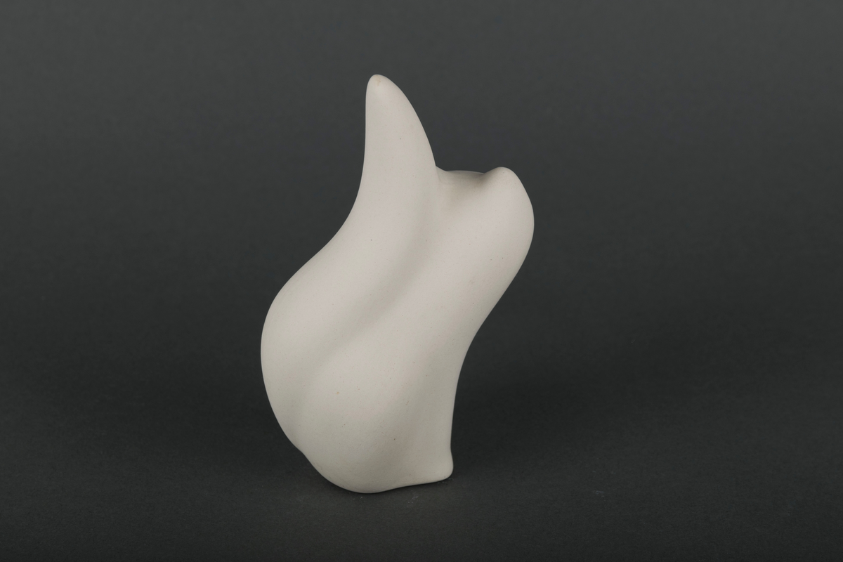 60 små katteskulpturer laget ved Egersunds Fayancefabrik. Skulpturene er udekorerte og uglaserte, og dermed ikke ferdigstilte produkter for salg.