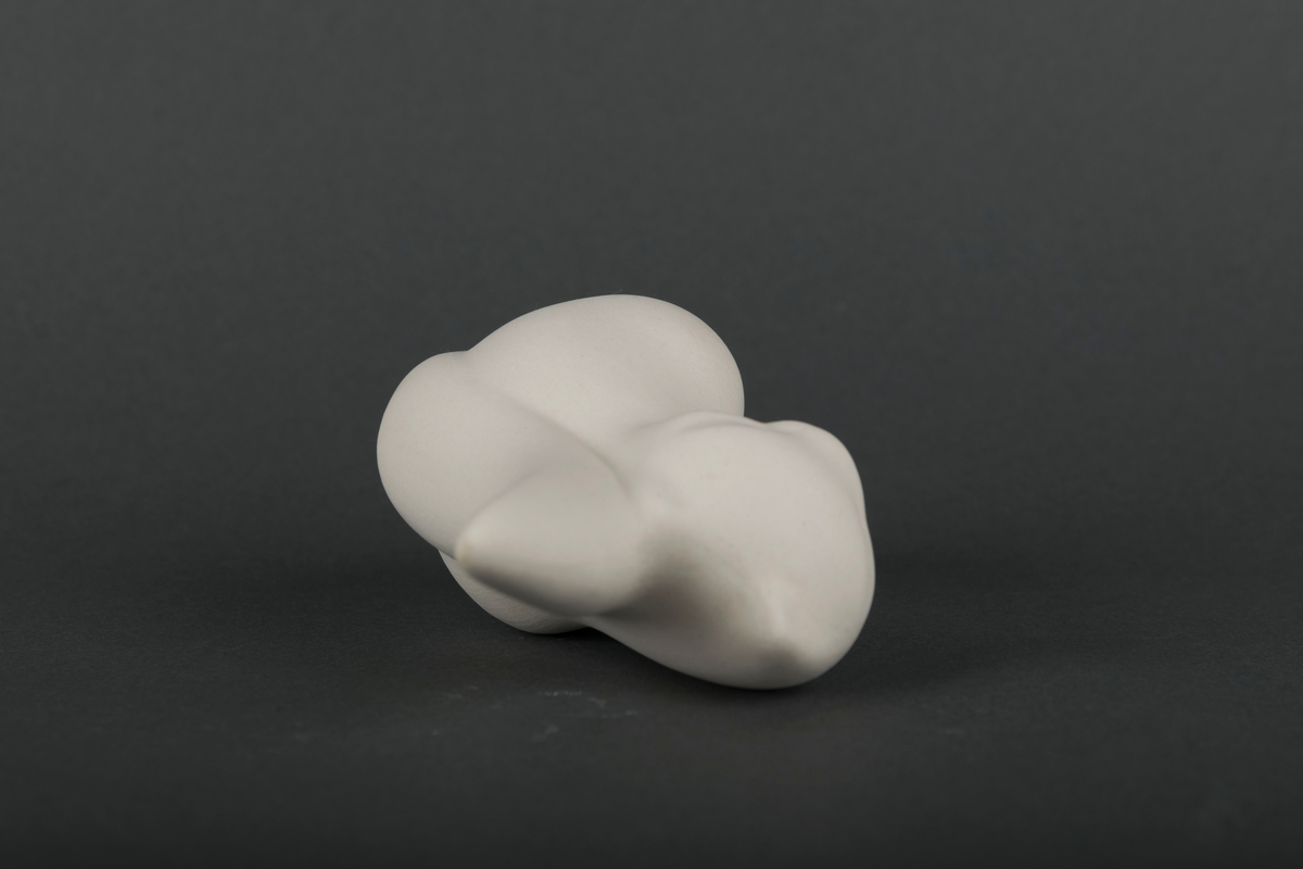 60 små katteskulpturer laget ved Egersunds Fayancefabrik. Skulpturene er udekorerte og uglaserte, og dermed ikke ferdigstilte produkter for salg.